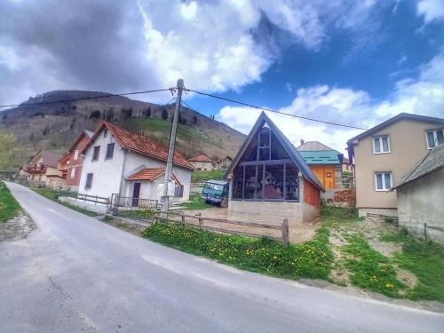 Kuca pored rijeke Kurikuće (Kuca pored rijeke Kurikuce) in Dolovi Lalevića