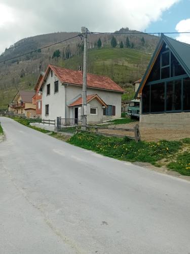 Kuca pored rijeke Kurikuće (Kuca pored rijeke Kurikuce) in Dolovi Lalevića