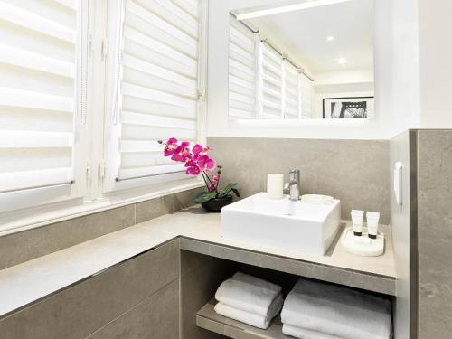 NEW! Luxury 4 Bedrooms Le Marais I by Livinparis - image 39