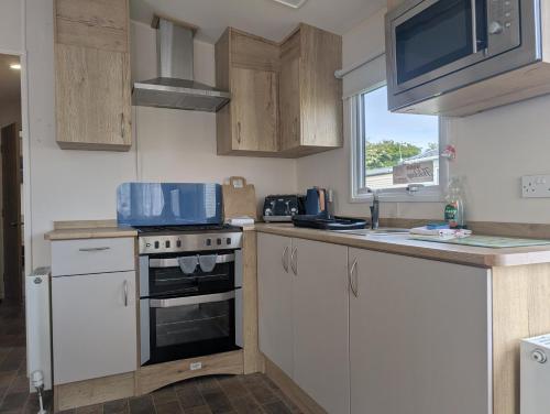 Konyha, Coastal Comfort Relaxing 3-Bed Holiday Home at Marlie Holiday Park in St Mary in the Marsh