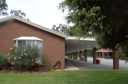 ทัศนียภาพภายนอกโรงแรม, Kingswood Motel in โทคัมวาล