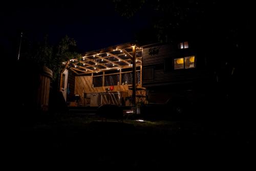 1 Bed Vehicle Luxury Camper -Hot Tub Pets - Willy in Litlstīpinga
