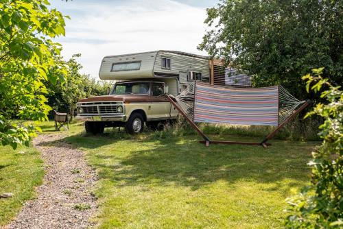 1 Bed Vehicle Luxury Camper -Hot Tub Pets - Willy in Litlstīpinga