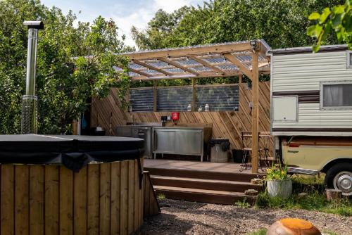 1 Bed Vehicle Luxury Camper -Hot Tub Pets - Willy in Litlstīpinga