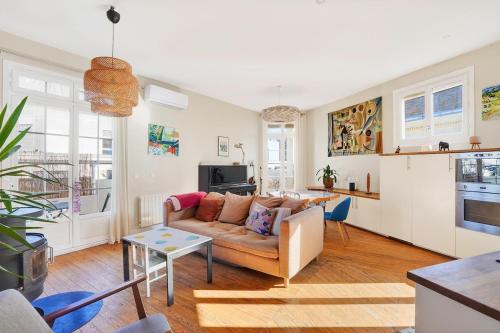 Spacious 2BR flat with balcony - historic center
