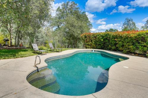 8-Acre Retreat: Pool & Stunning Mt Lassen View! – khách sạn tại Hilltop