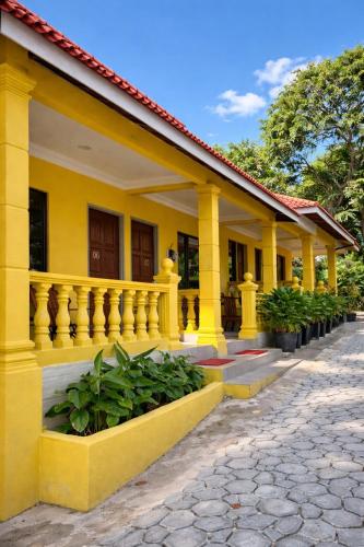 Exterior view, Fiqthya Chalet & Cafe in Kampung Air Batang / ABC Beach