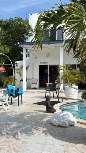 Vista exterior, HARMONY Hotel Hostel Aruba in Noord