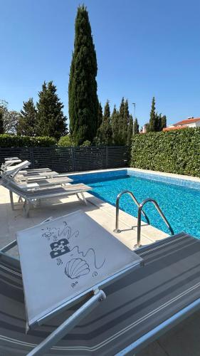 1 queen bed, 1 sofa bed