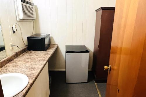 Sparta Motel - image 30