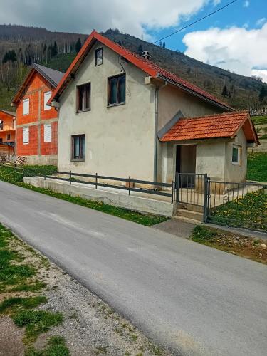 Kuca pored rijeke Kurikuće (Kuca pored rijeke Kurikuce) in Dolovi Lalevića