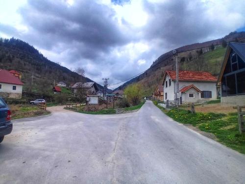 Kuca pored rijeke Kurikuće (Kuca pored rijeke Kurikuce) in Dolovi Lalevića