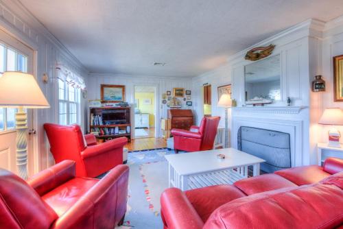 Charming Cape Cottage—Ocean Views Private Beach in 桑德威奇 (MA)