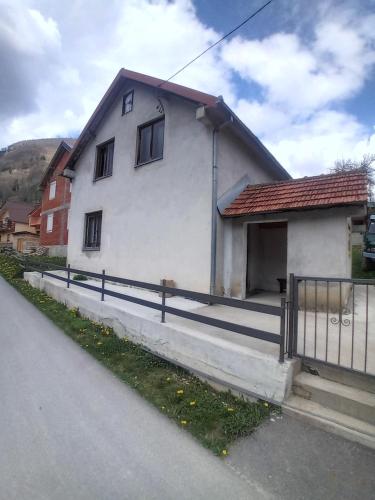 Kuca pored rijeke Kurikuće (Kuca pored rijeke Kurikuce) in Dolovi Lalevića