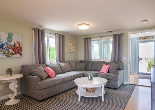 Adorable oceanfront cottage on Spring Hill Beach - image 11