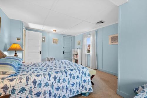 Family-Friendly Sagamore Beach Cottage Escape - Tap to explore photos