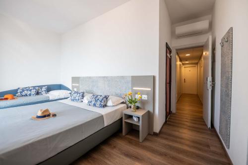 3 twin beds