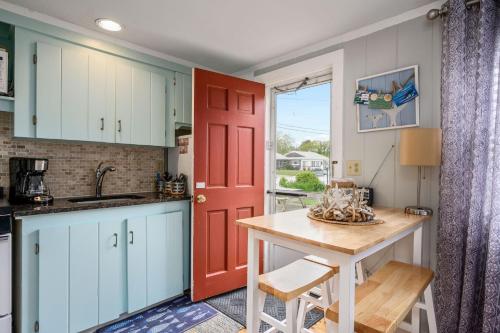 Charming Dennis Port Getaway for Two with Pool Walk to Beach - image 13