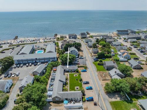 Charming Dennis Port Getaway for Two with Pool Walk to Beach - image 12