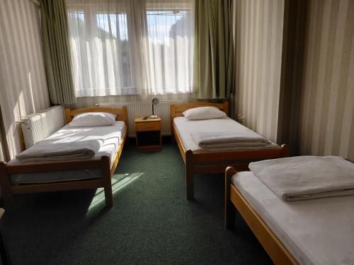 3 twin beds