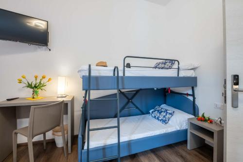 1 queen bed, 2 bunk beds