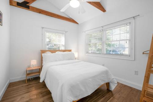 Bright Cape Cod Cottage, Half Mile to Beach - Tap to explore photos