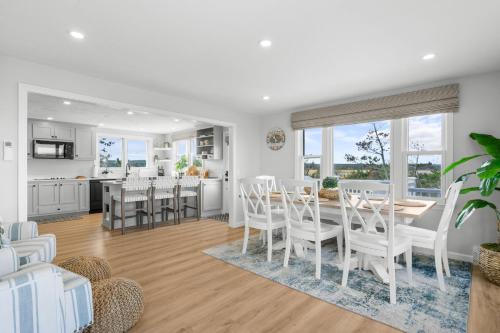 Serene Oceanfront Getaway w/ Stunning Views - image 8