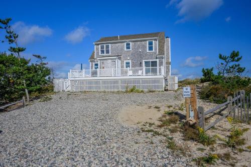 Serene Oceanfront Getaway w/ Stunning Views - image 9
