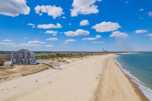 Serene Oceanfront Getaway w/ Stunning Views - image 11