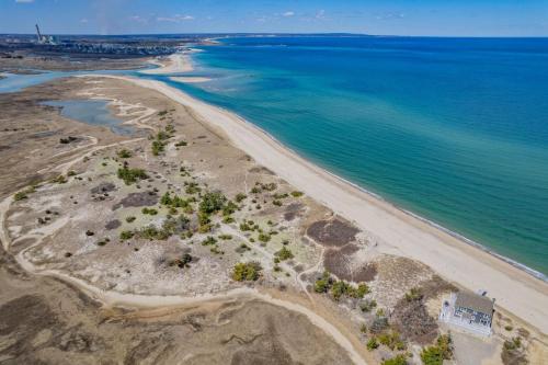 Serene Oceanfront Getaway w/ Stunning Views - image 13