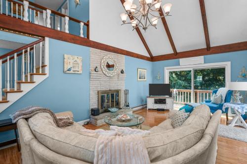 Cape Cod Escape – 1 Mile to Beach, A/C Grill, Centerville