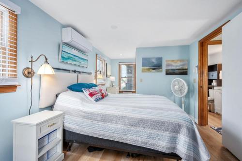Charming Cape Cod Retreat Near the Beach - image 4