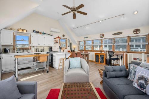 Charming Cape Cod Retreat Near the Beach - image 14