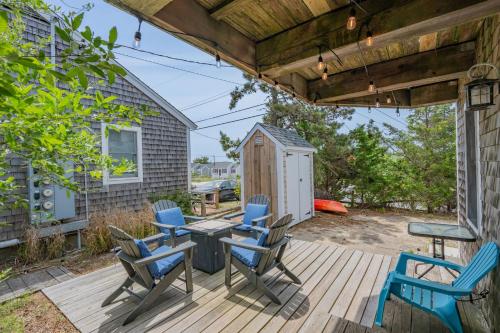 Charming Cape Cod Retreat Near the Beach - main image