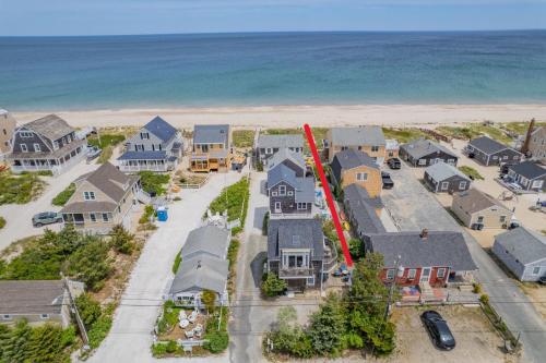 Charming Cape Cod Retreat Near the Beach - image 3