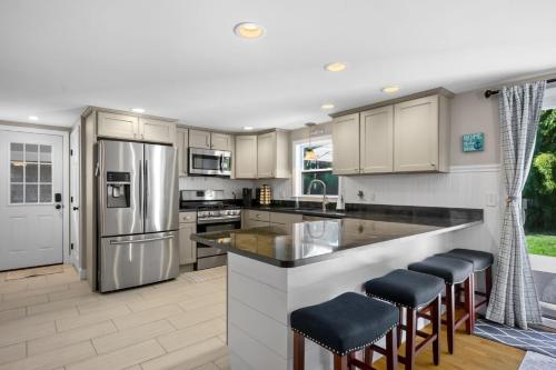 Charming Cape Escape Near Beaches Dining in Yarmouth Port (MA)