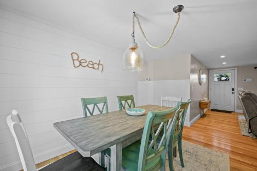 Charming Cape Escape Near Beaches Dining in Yarmouth Port (MA)