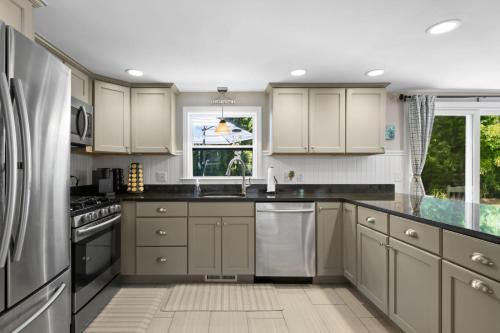 Charming Cape Escape Near Beaches Dining in Yarmouth Port (MA)