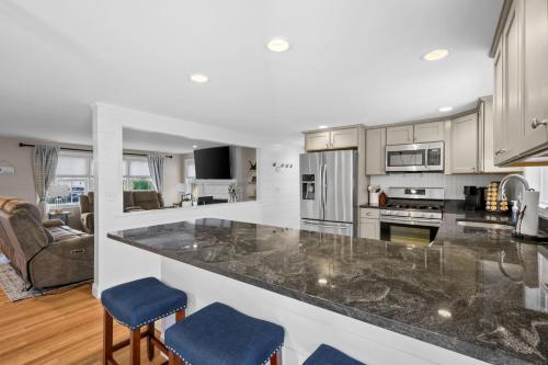Charming Cape Escape Near Beaches Dining in Yarmouth Port (MA)