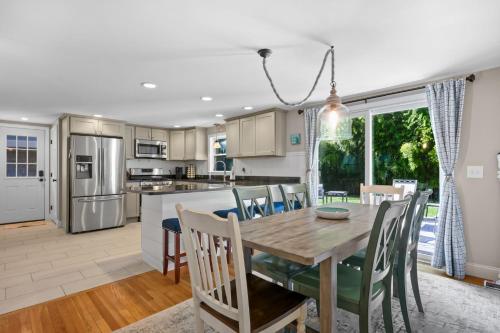 Charming Cape Escape Near Beaches Dining in Yarmouth Port (MA)