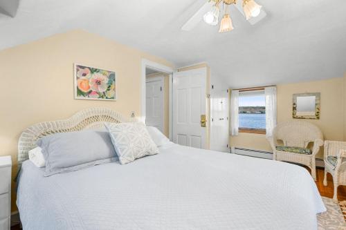 Peaceful Waterfront Cottage Escape - image 2