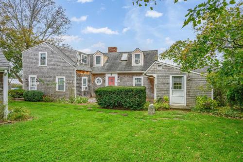 Peaceful Waterfront Cottage Escape - image 5