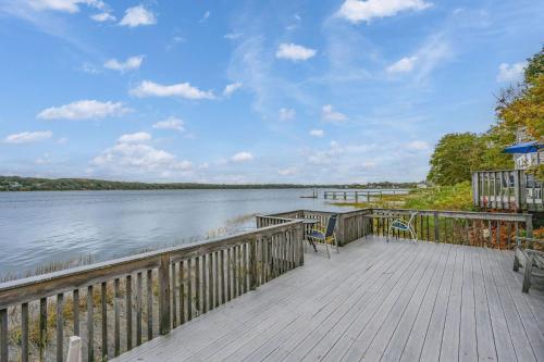 Peaceful Waterfront Cottage Escape - image 12