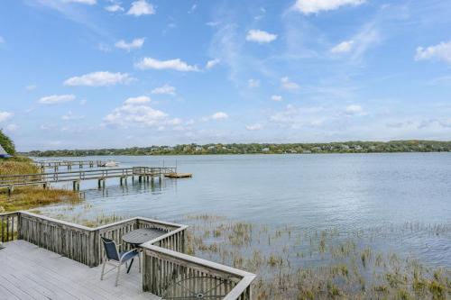 Peaceful Waterfront Cottage Escape - image 11