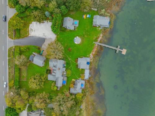 Peaceful Waterfront Cottage Escape - image 13