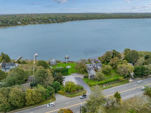 Peaceful Waterfront Cottage Escape - image 10