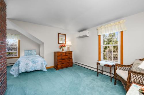 Relaxing Cape Escape Near Beaches and Local Eats - image 6