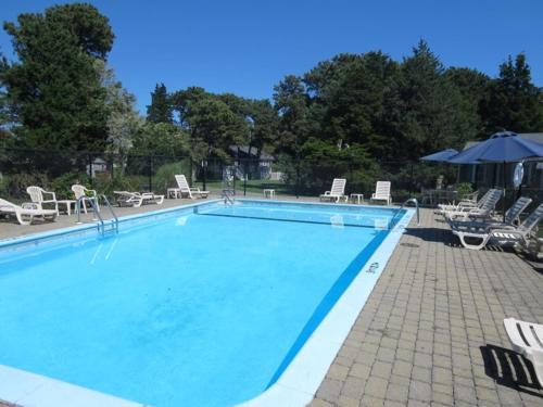 Charming Cape Cod Cottage with Pool Near Red River Beach - image 2
