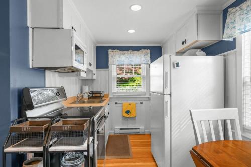 Charming Cape Cod Cottage with Pool Near Red River Beach - image 9