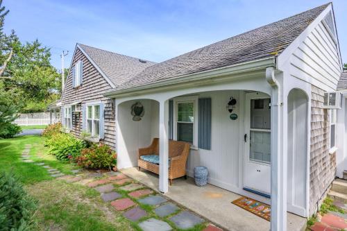 Charming Cape Cod Cottage with Pool Near Red River Beach - image 13